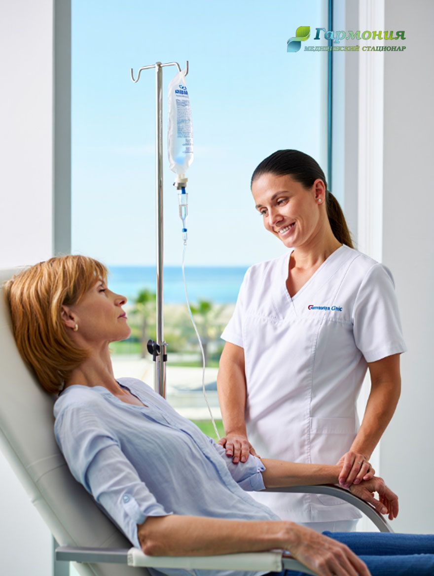 Врач и пациент с капельницей на фоне берега Ткуарчала