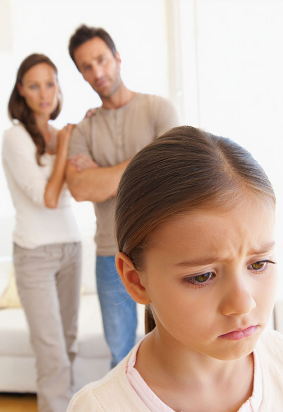 Родители стоят и смотрят на расстроенную дочь