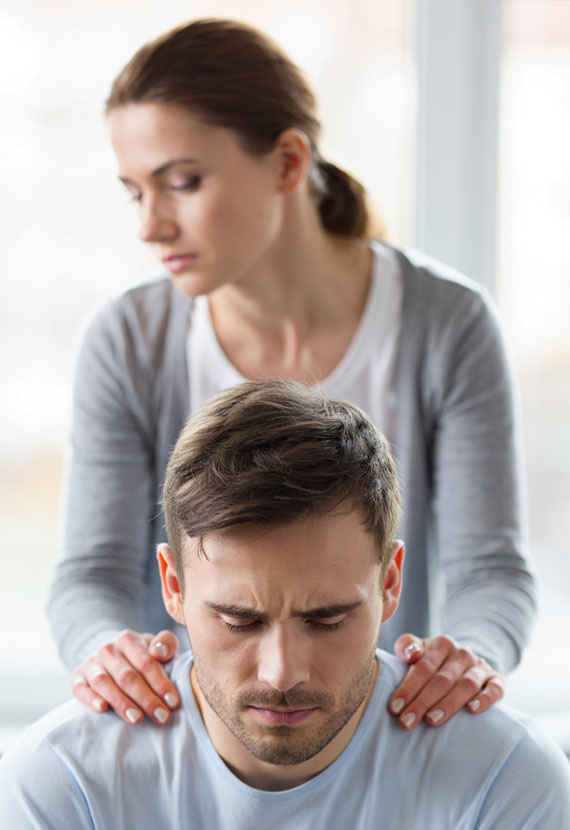 Женщина положила руки на плечи мужчине