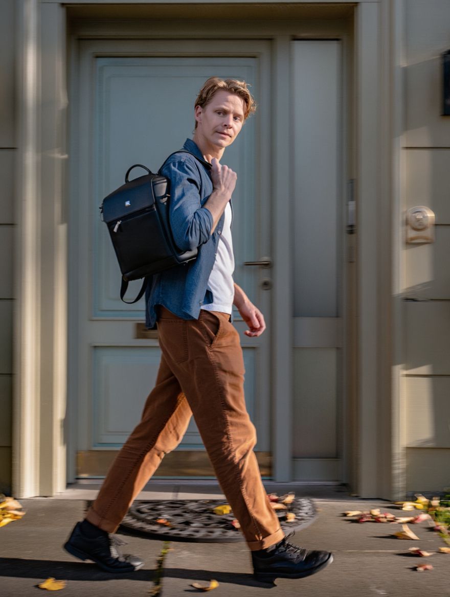 Мужчина уходит от дома